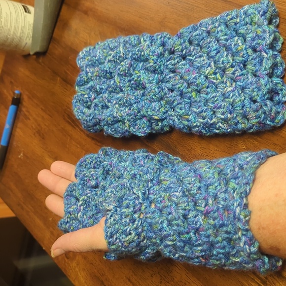 Hand Crafted Luxury Dragon Scale/ Mermaid Fingerless Texting Gloves - Picture 3 of 5